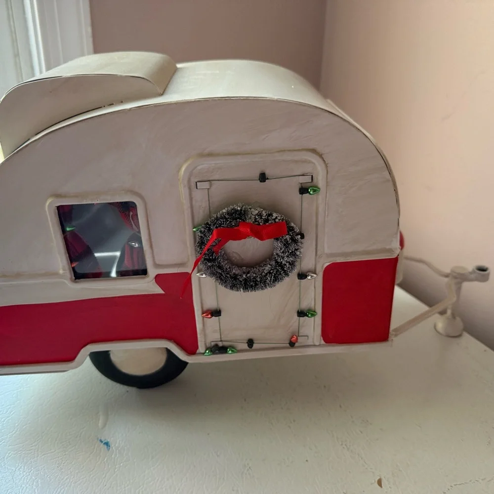 Target Red and White Holiday Camper with Wreath